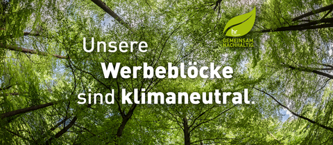 Ein prächtiges grünes Blätterdach im Wald von unten betrachtet, darüber der Schriftzug: "Unsere Werbeblöcke sind klimaneutral" sowie das grüne hr-Nachhaltigkeitslogo