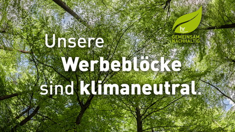 Ein prächtiges grünes Blätterdach im Wald von unten betrachtet, darüber der Schriftzug: "Unsere Werbeblöcke sind klimaneutral" sowie das grüne hr-Nachhaltigkeitslogo